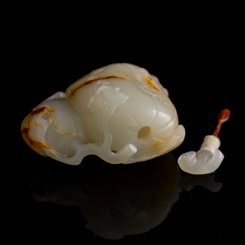 十八世紀 白玉雕瓜形鼻烟壺 | A Chinese white jade melon-form snuff bottle, 18th century - 图7