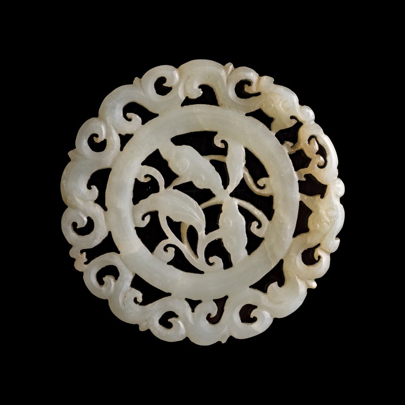十九世紀 白玉鏤雕靈芝圓佩 | A Chinese white jade openwork 'lingzhi' and 'chilong' pendant, 19th century - 图3