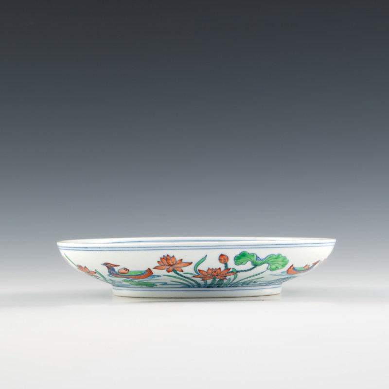 民國 仿雍正鬥彩荷塘鴛鴦紋盤（附盒） | A Chinese Yongzheng-style doucai 'lotus pond' plate, Republic period - 图5