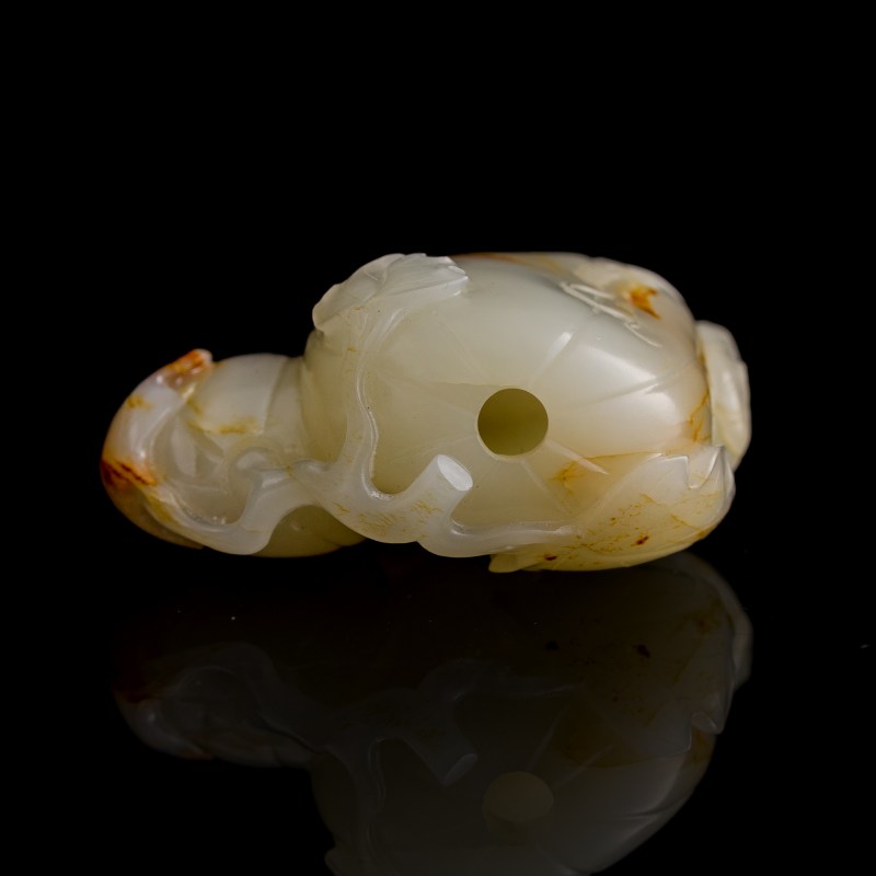 十八世紀 白玉雕瓜形鼻烟壺 | A Chinese white jade melon-form snuff bottle, 18th century - 图8