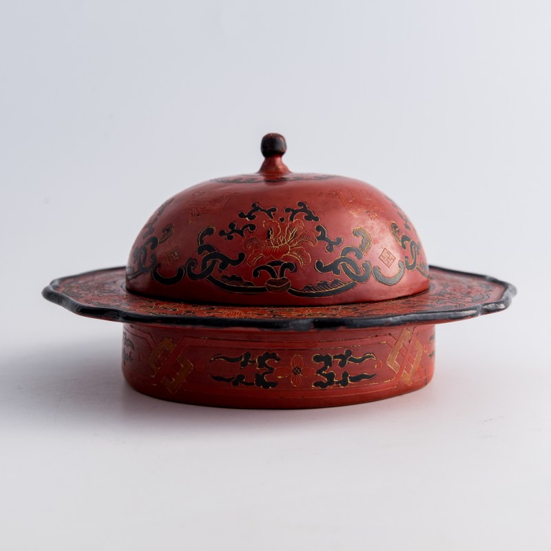 清乾隆 朱漆地彩繪渣鬥 | A Chinese polychrome-painted red lacquer zhadou, Qianlong period, Qing dynasty - 图6