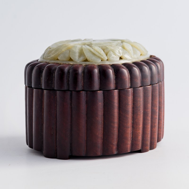 硬木鑲明代玉瓦頭蓋盒 | A Chinese hardwood box mounted with a Ming dynasty jade plaque - 图5