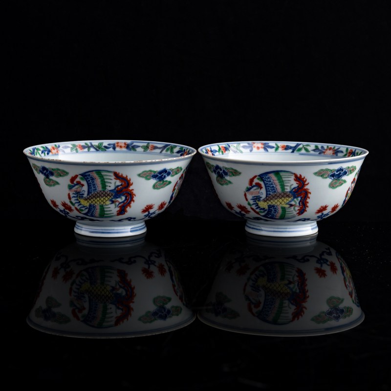 清康熙 瑞麓山房款青花五彩團鳳紋碗一對（附原配木盒） | A pair of Chinese blue and wucai 'phoenix' bowls, Kangxi period, Qing dynasty - 图4