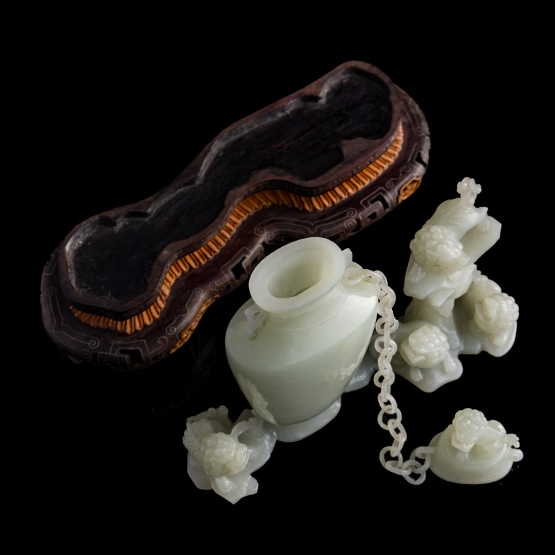 十九世紀 白玉雕五獅鏈條蓋瓶（附硬木座及錦盒） | A Chinese white jade 'five lions' lidded vase with loose chain, 19th century - 图6