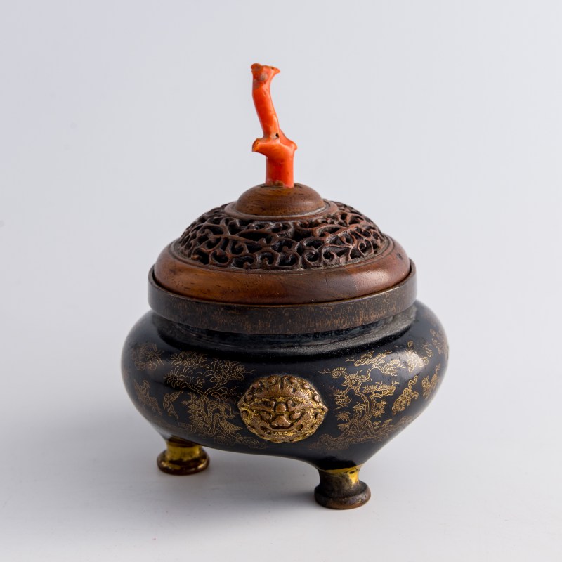 清乾隆 烏銅走金獸耳三足熏爐（配硬木透雕蓋） | A Chinese gold-inlaid darkened copper tripod incense burner, Qianlong period, Qing dynasty - 图2