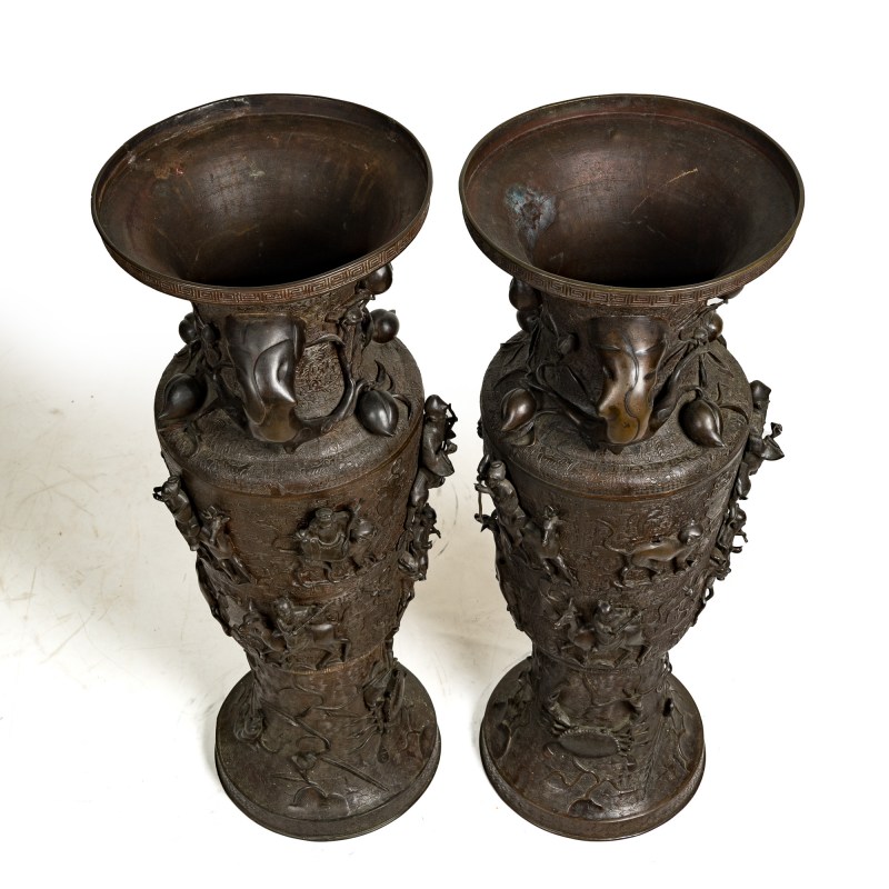 十八世紀 銅群仙祝壽圖像耳大瓶一對 | A pair of Chinese bronze 'immortals' elephant-head-handled vases, 18th century - 图5