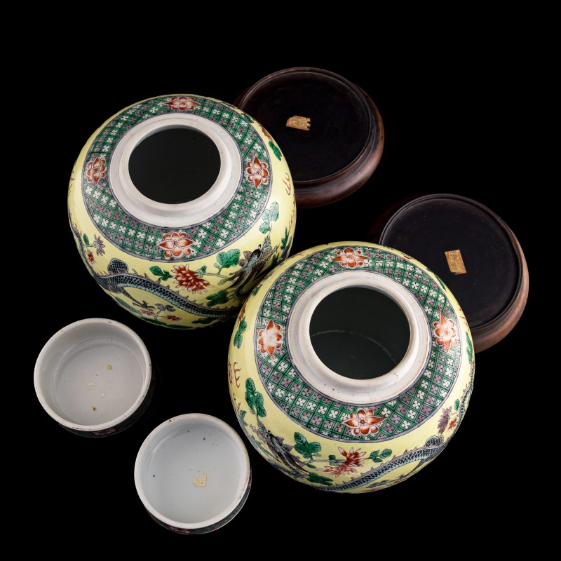 十九世紀晚 黃地五彩龍紋蓋罐一對 | A pair of Chinese yellow-ground wucai dragon covered jars, late 19th century - 图6