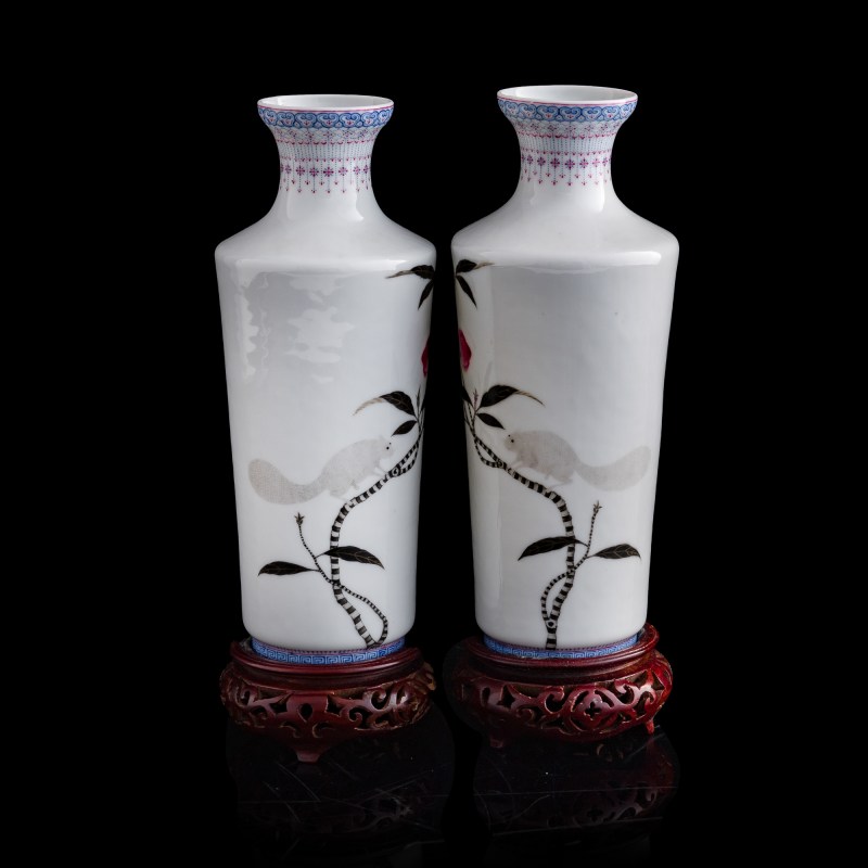 民國 仿珐琅彩壽桃松鼠瓶一對（附木座及錦盒） | A pair of Chinese falangcai-style 'peaches and squirrels' vases, Republic period - 图2