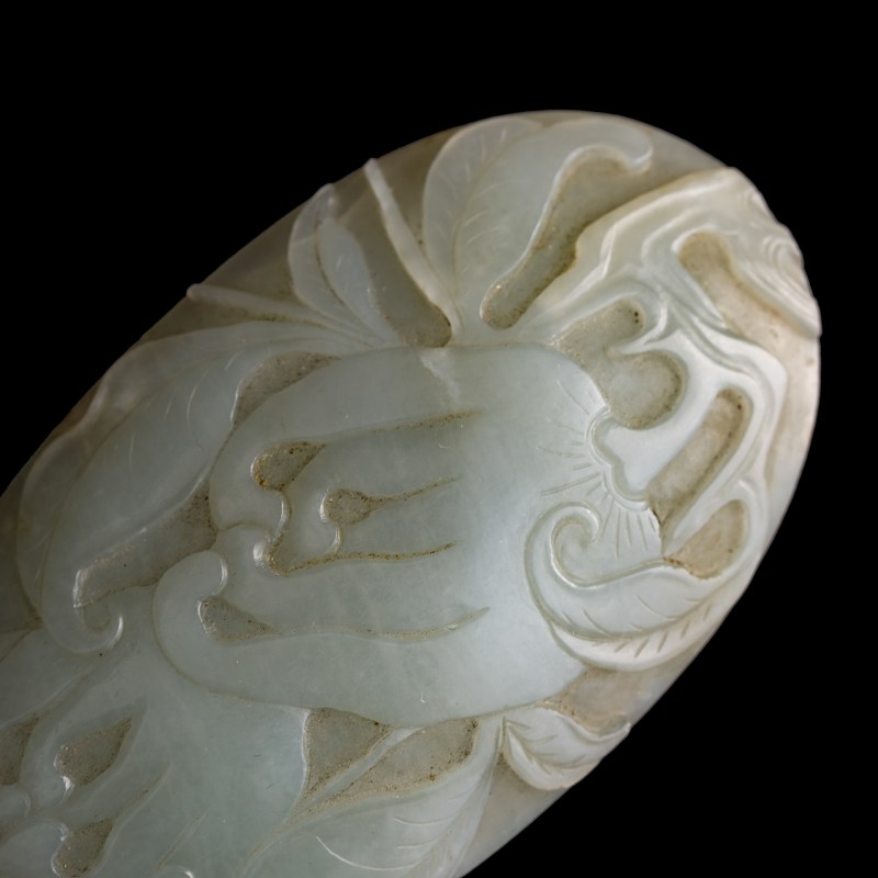 十九世紀 白玉雕佛手瓦頭 | A Chinese white jade 'Buddha's hand' plaque, 19th century - 图5