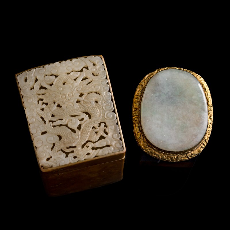 十八世紀 白玉鏤雕雲龍紋片嵌銅盒及銅鎏金鑲翡翠帶扣 | A Chinese white jade-mounted copper box and a jadeite-mounted gilt-copper belt buckle, 18th century - 图1