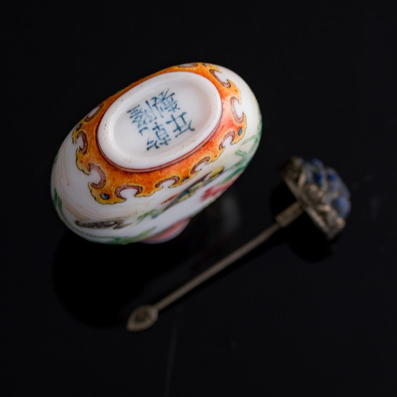 清乾隆 料胎畫珐琅荷塘鴛鴦圖鼻烟壺（附盒） | A Chinese enameled glass 'lotus pond and Mandarin duck' snuff bottle, Qianlong period, Qing dynasty - 图7