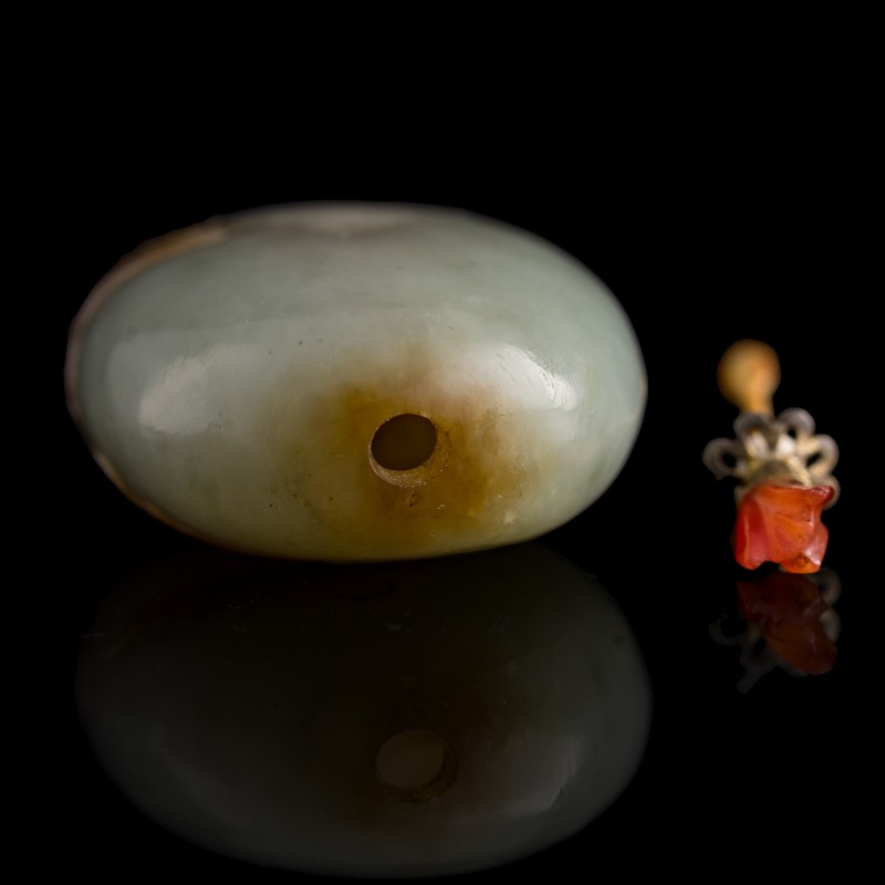 十九世紀早 糖玉巧雕鼻烟壺 | A Chinese brown jade snuff bottle, early 19th century - 图7