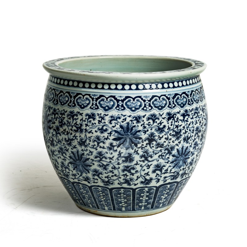十九世紀早 青花纏枝蓮缸 | A Chinese blue and white 'lotus scrolls' jar, early 19th century - 图4