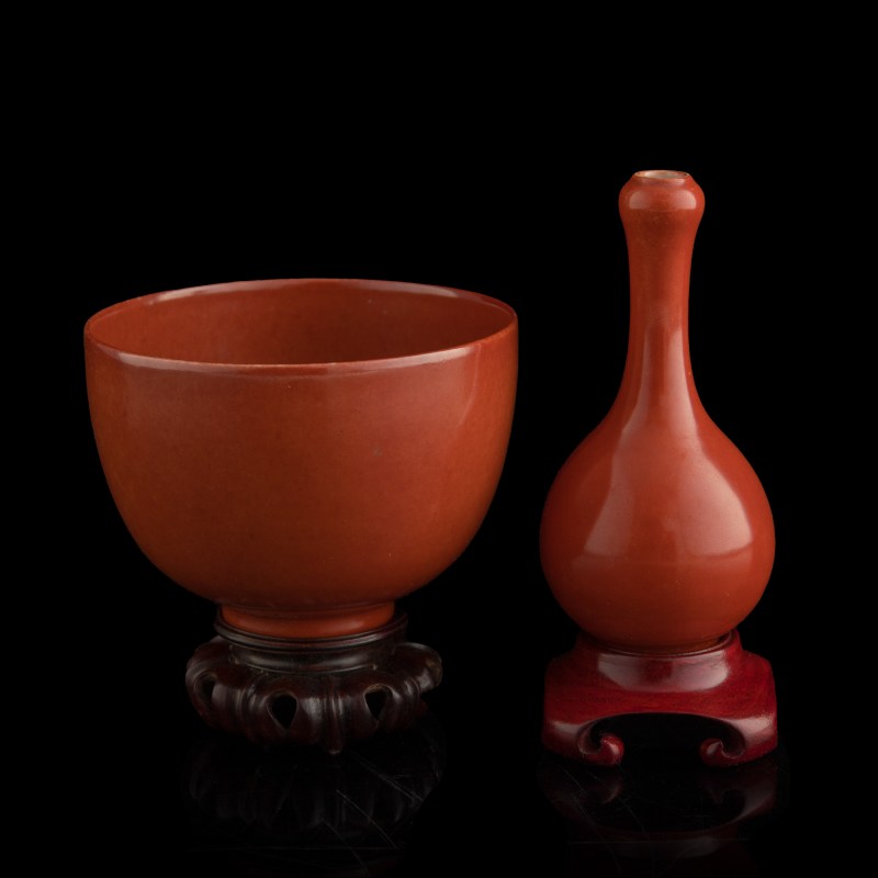 十八/十九世紀 珊瑚紅碗及蒜頭瓶（附木座及錦盒） | A Chinese coral-red-glazed bowl and garlic-head vase, 18th/19th century - 图1