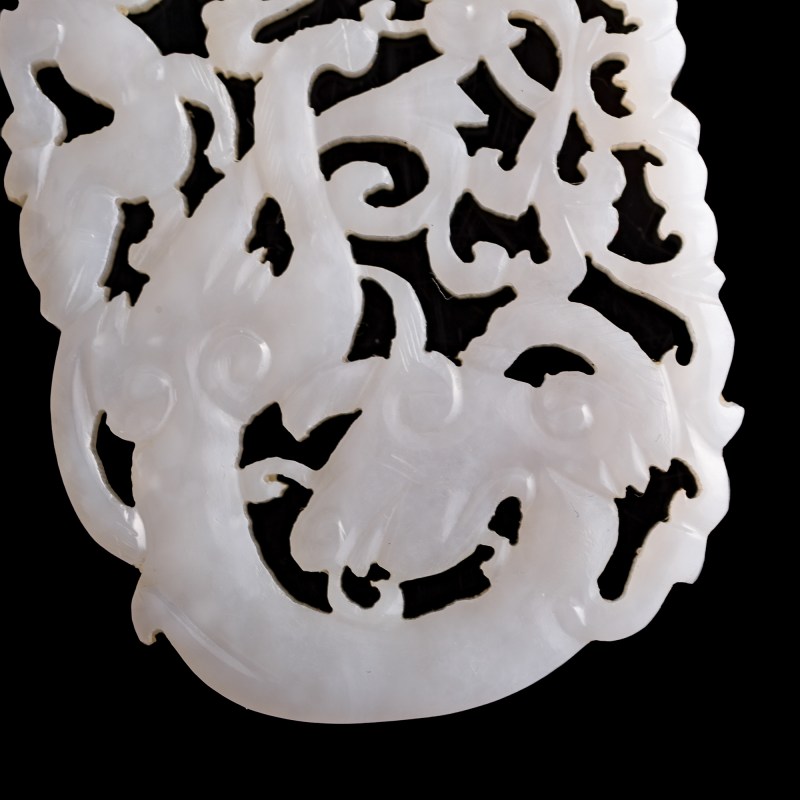 十八/十九世紀 白玉透雕螭龍佩 | A Chinese white jade openwork 'chilong' pendant, 18th/19th century - 图4