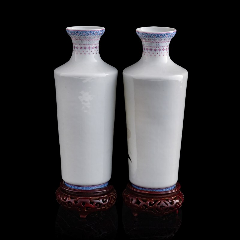 民國 仿珐琅彩壽桃松鼠瓶一對（附木座及錦盒） | A pair of Chinese falangcai-style 'peaches and squirrels' vases, Republic period - 图3