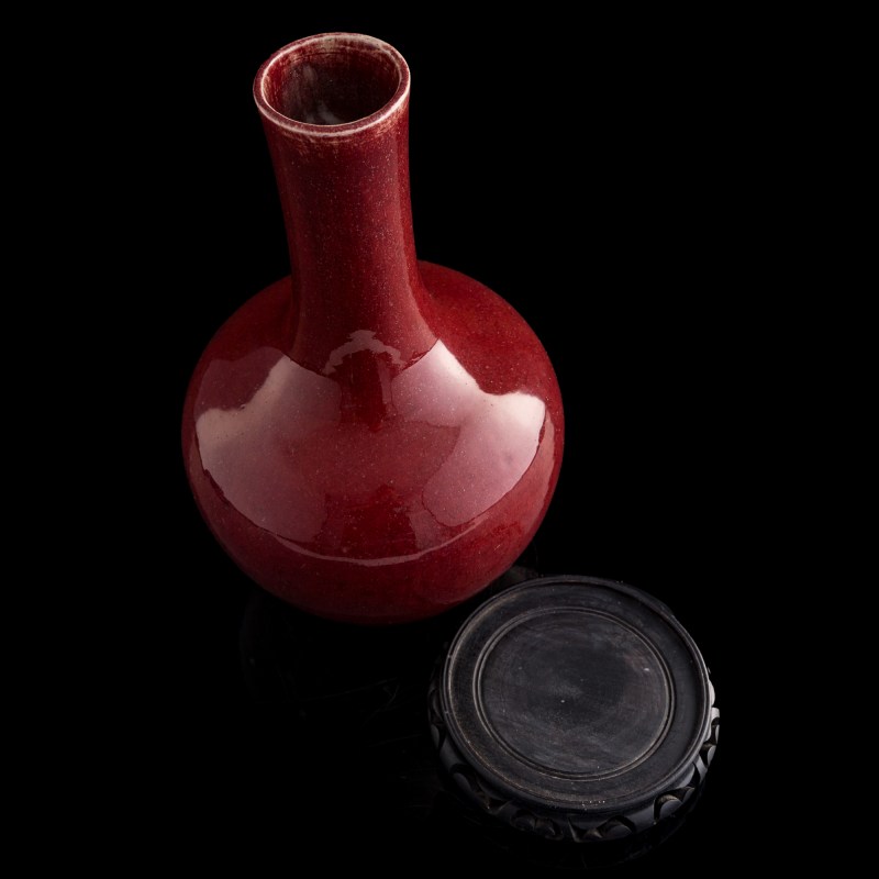 十九世紀早 紅釉天球瓶（附木座） | A Chinese red-glazed tianqiuping vase, early 19th century - 图5