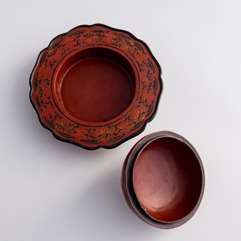 清乾隆 朱漆地彩繪渣鬥 | A Chinese polychrome-painted red lacquer zhadou, Qianlong period, Qing dynasty - 图7
