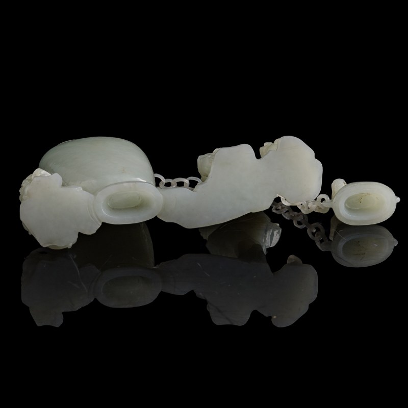 十九世紀 白玉雕五獅鏈條蓋瓶（附硬木座及錦盒） | A Chinese white jade 'five lions' lidded vase with loose chain, 19th century - 图7