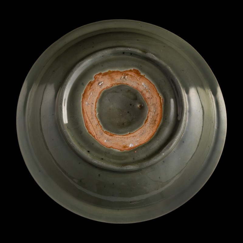 明代 龍泉刻花折沿大盤（附盒） | A Chinese carved Longquan celadon charger with everted rim, Ming dynasty - 图4