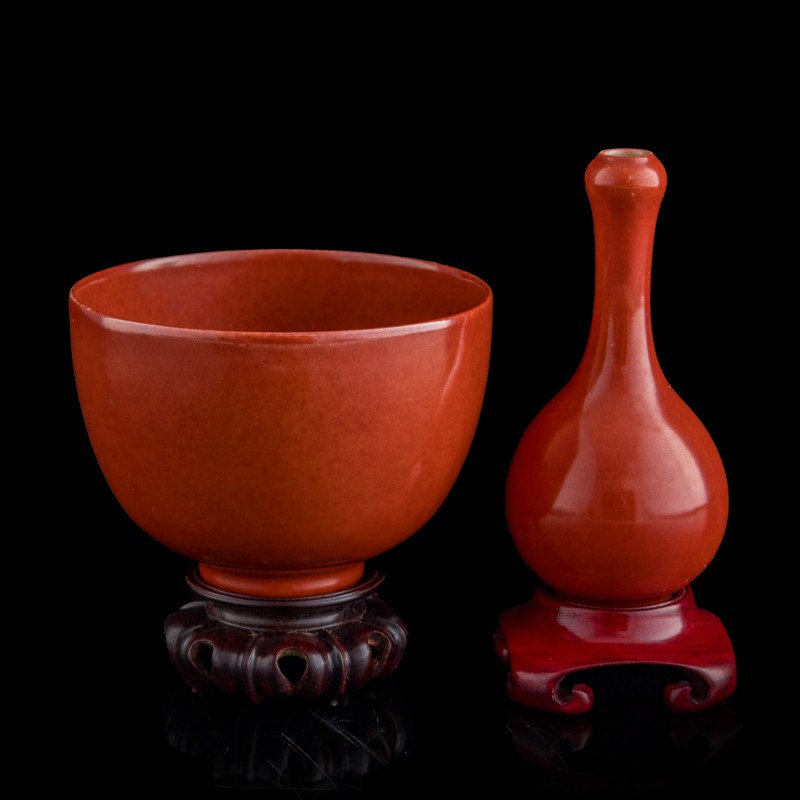 十八/十九世紀 珊瑚紅碗及蒜頭瓶（附木座及錦盒） | A Chinese coral-red-glazed bowl and garlic-head vase, 18th/19th century - 图2