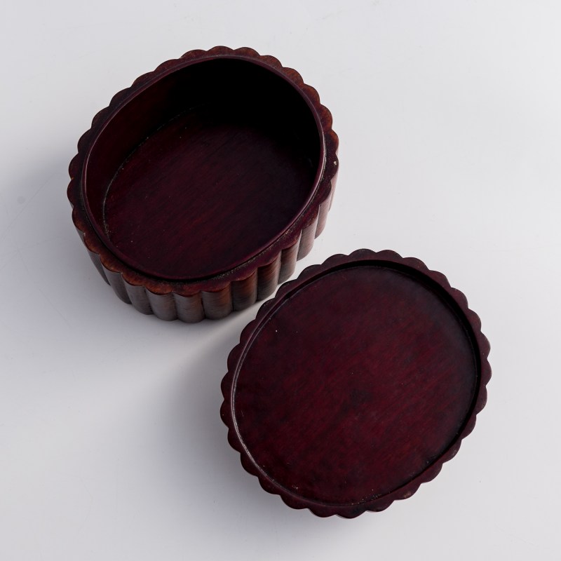 硬木鑲明代玉瓦頭蓋盒 | A Chinese hardwood box mounted with a Ming dynasty jade plaque - 图6