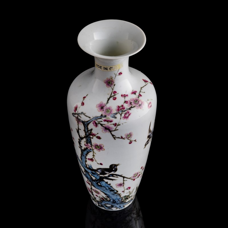 民國 粉彩喜鵲登梅瓶 | A Chinese famille rose 'Magpies and Prunus' vase, Republic period - 图5