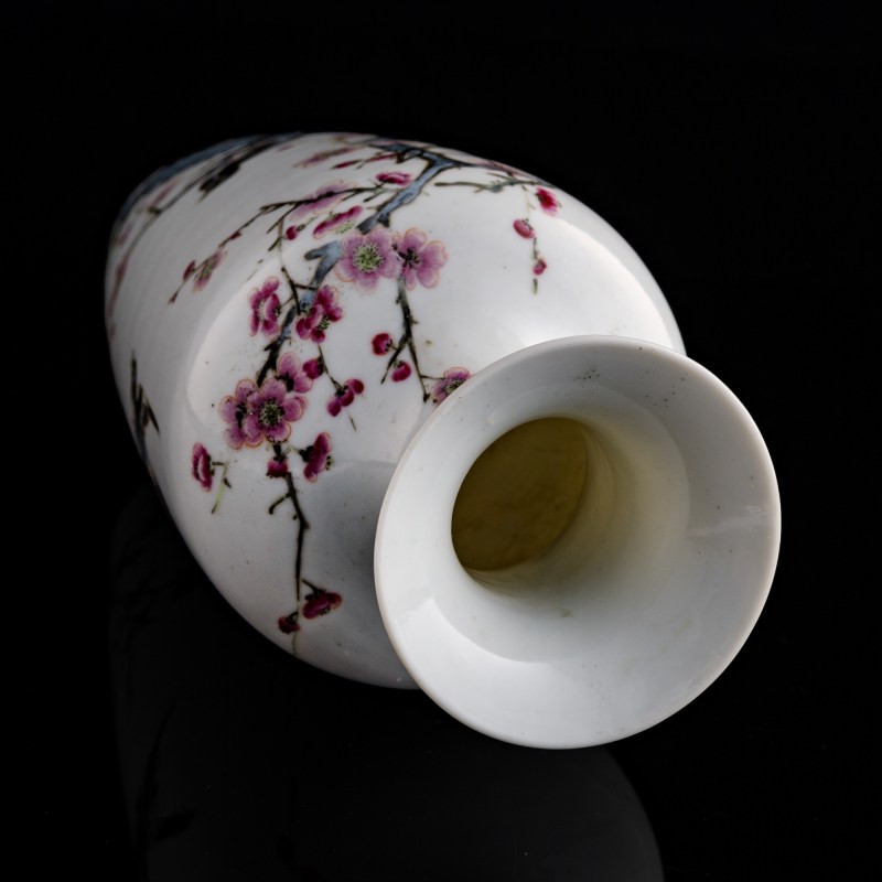 民國 粉彩喜鵲登梅瓶 | A Chinese famille rose 'Magpies and Prunus' vase, Republic period - 图6