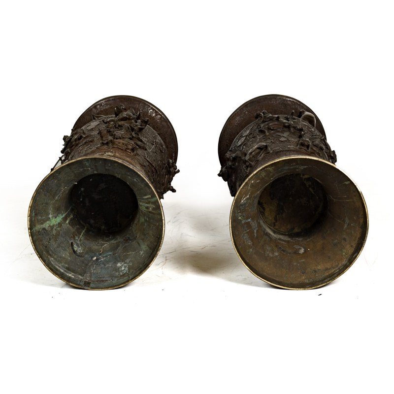 十八世紀 銅群仙祝壽圖像耳大瓶一對 | A pair of Chinese bronze 'immortals' elephant-head-handled vases, 18th century - 图6