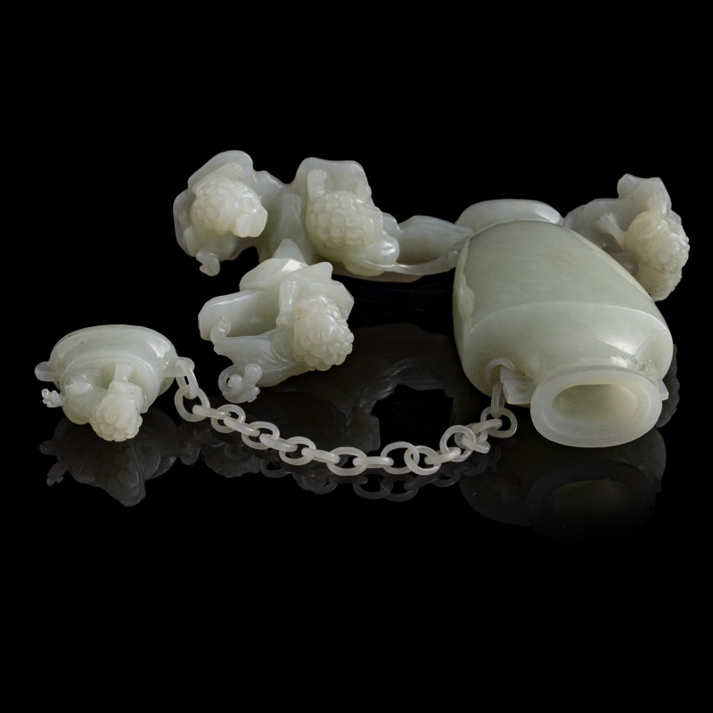 十九世紀 白玉雕五獅鏈條蓋瓶（附硬木座及錦盒） | A Chinese white jade 'five lions' lidded vase with loose chain, 19th century - 图8