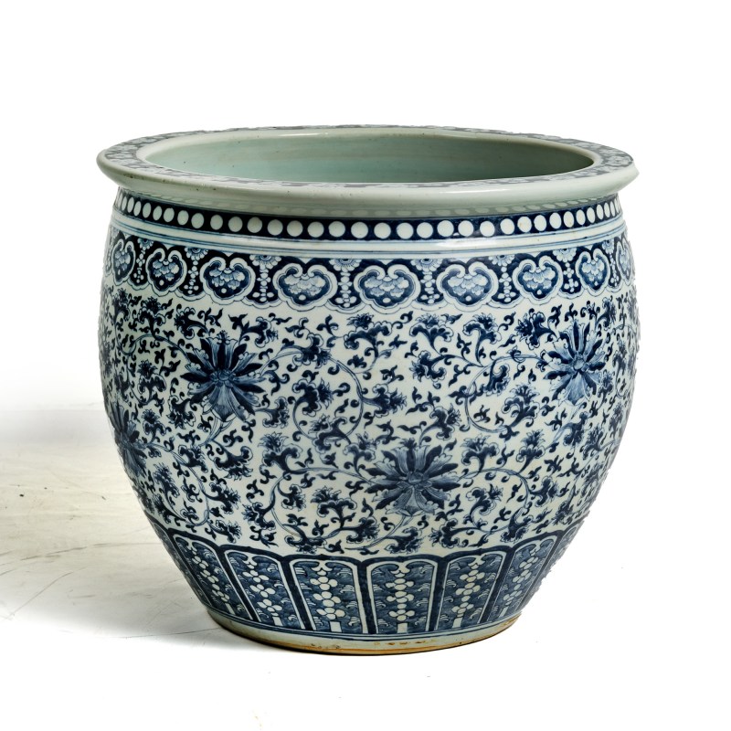 十九世紀早 青花纏枝蓮缸 | A Chinese blue and white 'lotus scrolls' jar, early 19th century - 图5