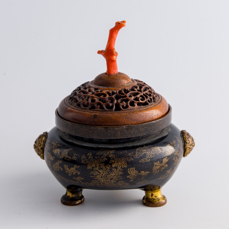 清乾隆 烏銅走金獸耳三足熏爐（配硬木透雕蓋） | A Chinese gold-inlaid darkened copper tripod incense burner, Qianlong period, Qing dynasty - 图3