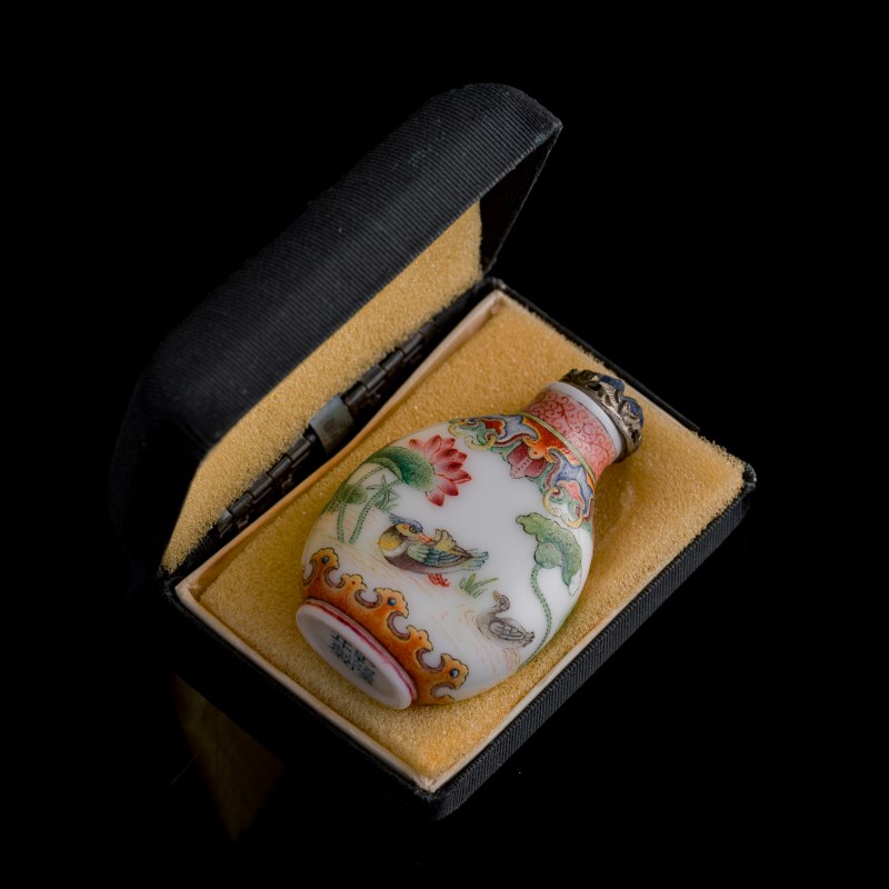 清乾隆 料胎畫珐琅荷塘鴛鴦圖鼻烟壺（附盒） | A Chinese enameled glass 'lotus pond and Mandarin duck' snuff bottle, Qianlong period, Qing dynasty - 图8