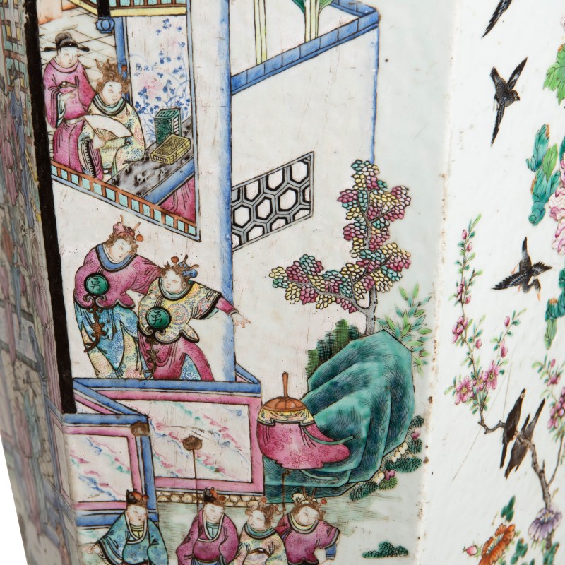 清同治 粉彩花鳥人物六方大瓶一對（附木座） | A pair of large Chinese famille rose hexagonal vases, Tongzhi period, Qing dynasty - 图18
