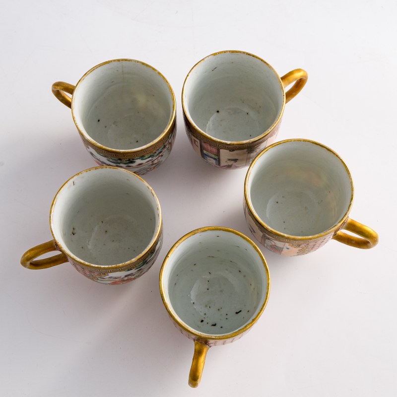 十九世紀早 外銷錦地描金開窗粉彩人物茶具一組 | A set of Chinese export brocade-pattern-ground famille rose tea ware, early 19th century - 图20
