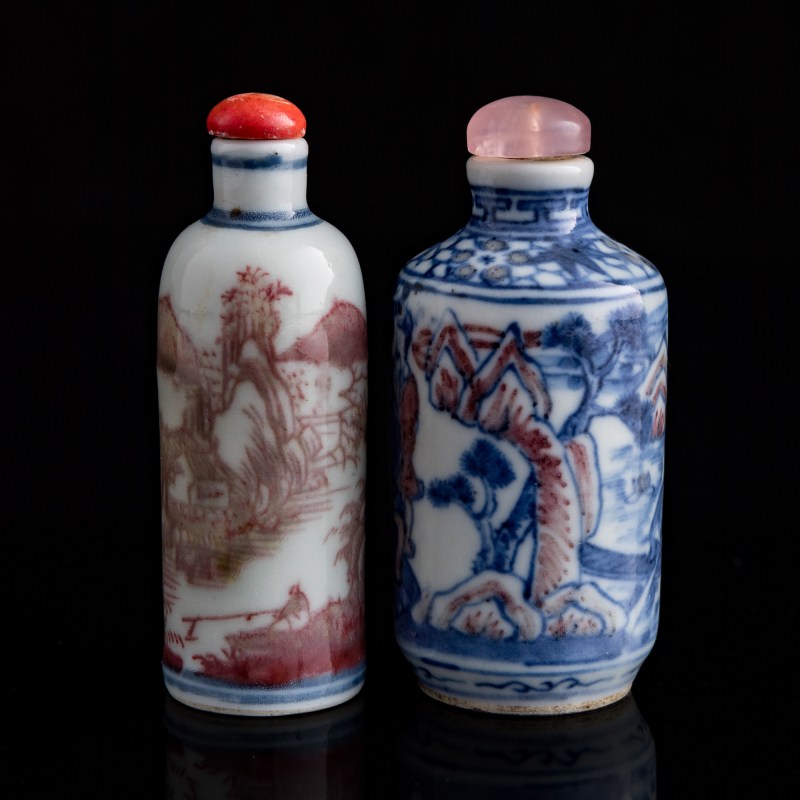 十九世紀 青花釉裏紅鼻烟壺兩隻 | Two Chinese blue and underglaze-red snuff bottles, 19th century - 图2