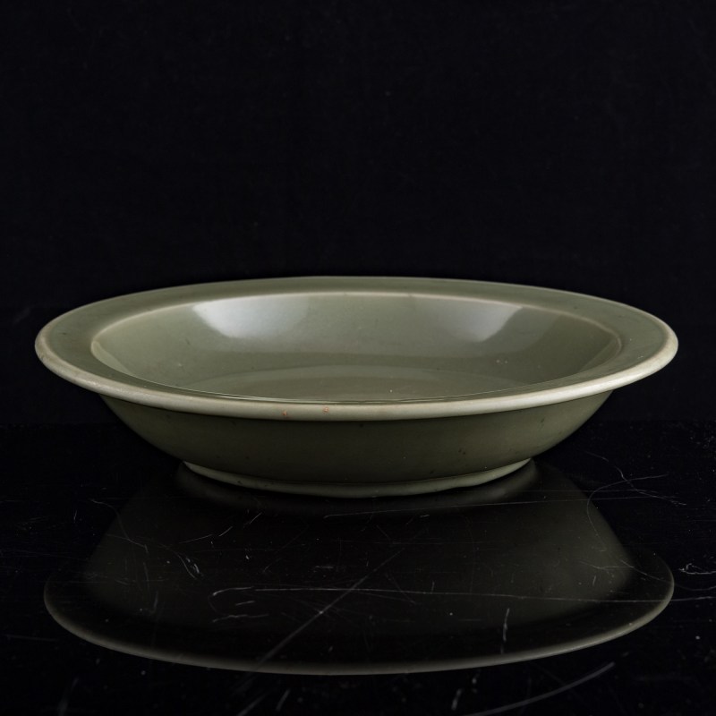 明代 龍泉刻花折沿大盤（附盒） | A Chinese carved Longquan celadon charger with everted rim, Ming dynasty - 图5
