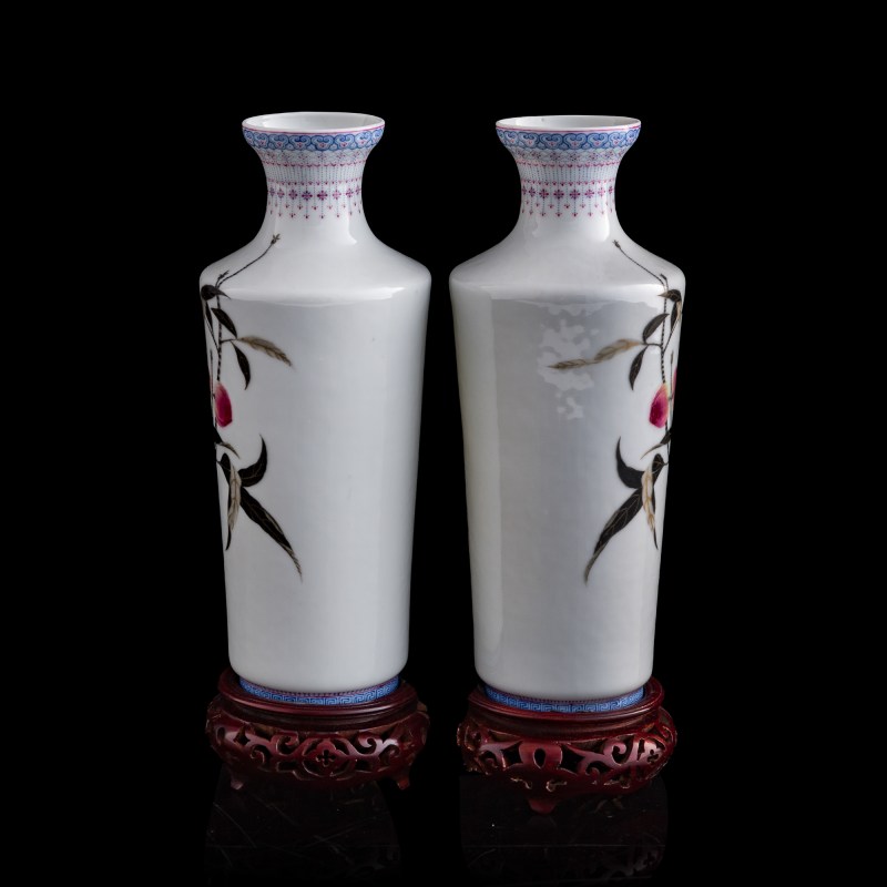 民國 仿珐琅彩壽桃松鼠瓶一對（附木座及錦盒） | A pair of Chinese falangcai-style 'peaches and squirrels' vases, Republic period - 图4