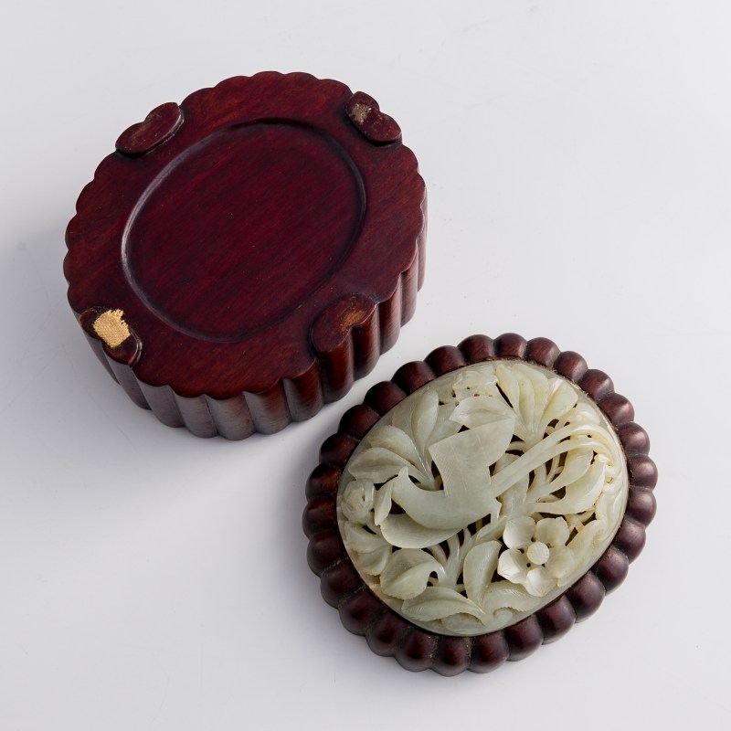 硬木鑲明代玉瓦頭蓋盒 | A Chinese hardwood box mounted with a Ming dynasty jade plaque - 图7