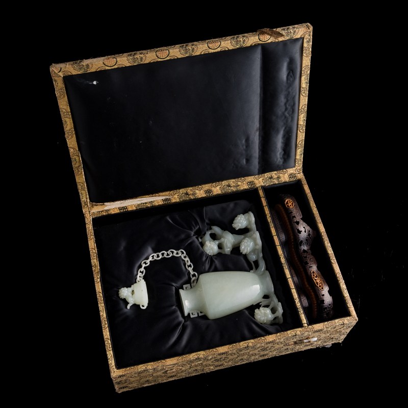 十九世紀 白玉雕五獅鏈條蓋瓶（附硬木座及錦盒） | A Chinese white jade 'five lions' lidded vase with loose chain, 19th century - 图9