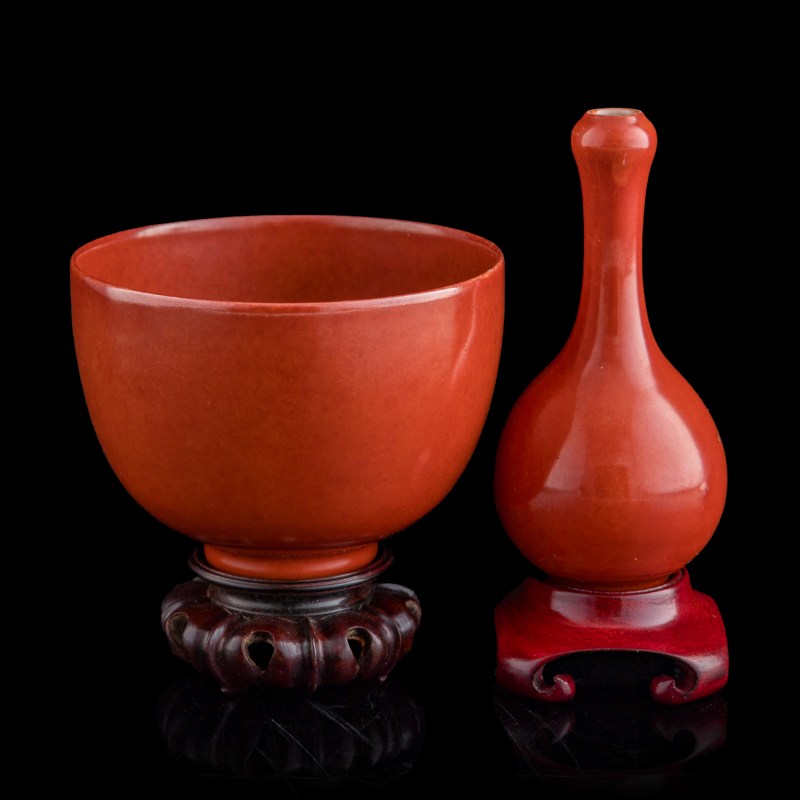 十八/十九世紀 珊瑚紅碗及蒜頭瓶（附木座及錦盒） | A Chinese coral-red-glazed bowl and garlic-head vase, 18th/19th century - 图3