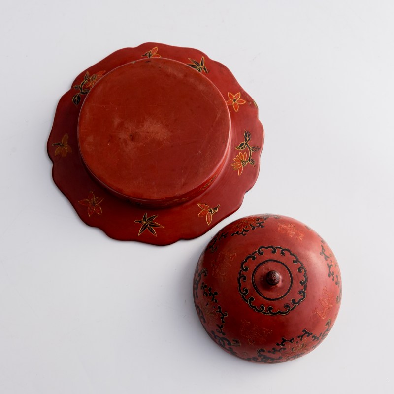 清乾隆 朱漆地彩繪渣鬥 | A Chinese polychrome-painted red lacquer zhadou, Qianlong period, Qing dynasty - 图8