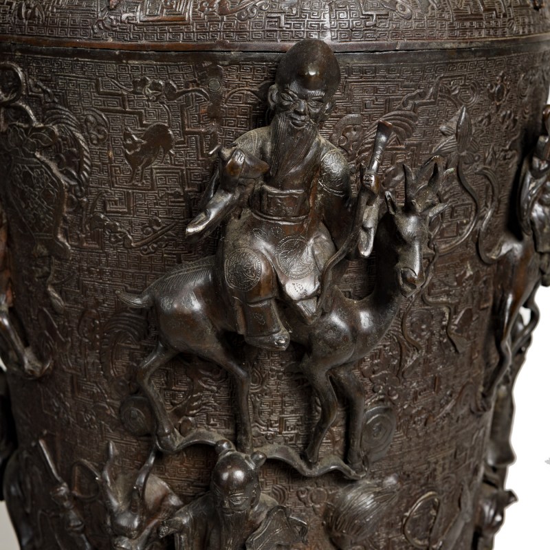 十八世紀 銅群仙祝壽圖像耳大瓶一對 | A pair of Chinese bronze 'immortals' elephant-head-handled vases, 18th century - 图7