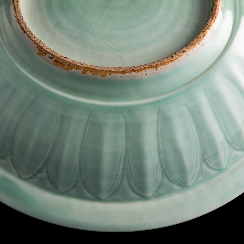 龍泉窑青釉雙魚折沿大盤 | A Chinese Longquan celadon 'twin fish' charger with everted rim - 图7