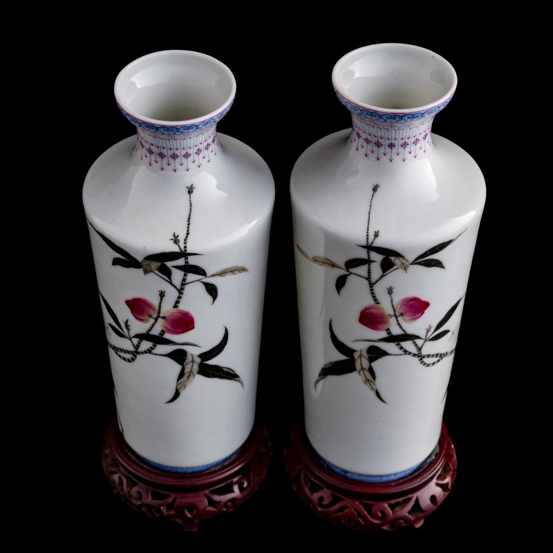 民國 仿珐琅彩壽桃松鼠瓶一對（附木座及錦盒） | A pair of Chinese falangcai-style 'peaches and squirrels' vases, Republic period - 图5