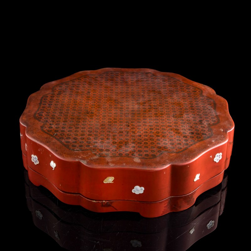 清乾隆 漆繪錦地紋葵形捧盒 | A Chinese painted lacquer 'brocade-pattern' lobed box, Qianlong period, Qing dynasty