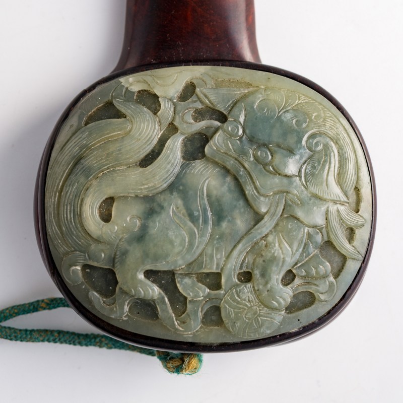 清乾隆 硬木三鑲玉如意 （附原配硬木玻璃罩） | A Chinese hardwood ruyi scepter with three jade mounts, Qianlong period, Qing dynasty - 图5