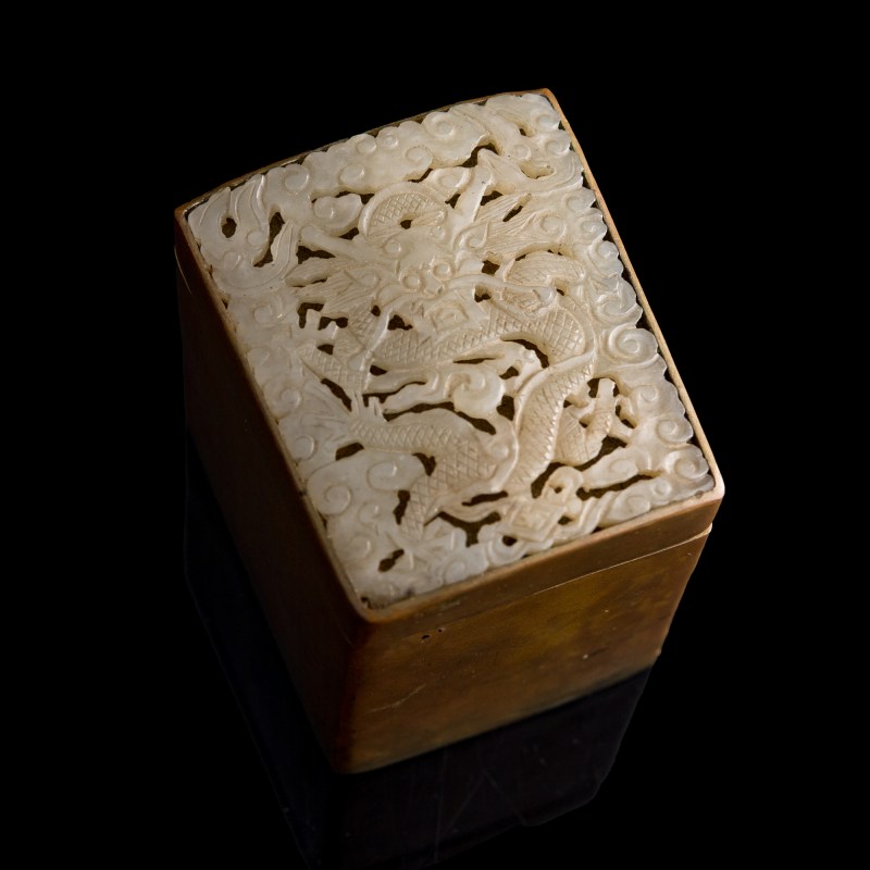 十八世紀 白玉鏤雕雲龍紋片嵌銅盒及銅鎏金鑲翡翠帶扣 | A Chinese white jade-mounted copper box and a jadeite-mounted gilt-copper belt buckle, 18th century - 图2