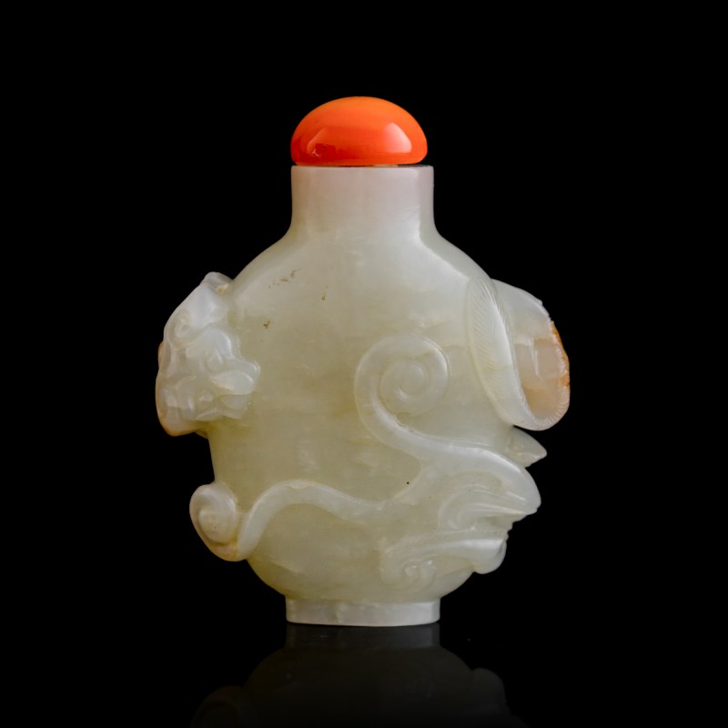 十八世紀 白玉留皮雕螭龍鼻烟壺 | A Chinese white jade 'chilong' snuff bottle with russet skin, 18th century