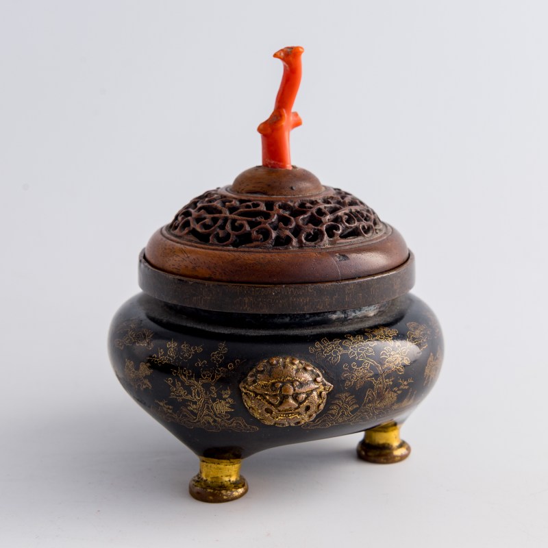 清乾隆 烏銅走金獸耳三足熏爐（配硬木透雕蓋） | A Chinese gold-inlaid darkened copper tripod incense burner, Qianlong period, Qing dynasty - 图4
